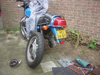 ... onder de motor uit gepakt ...