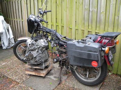... stond het blok dus naast de motor ...