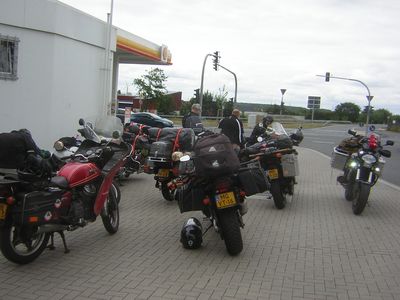 ... motoren naast die van de eerder aangekomenen ...