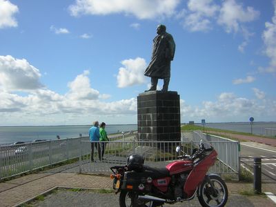 ... de motor vlak bij het standbeeld van Lely ...