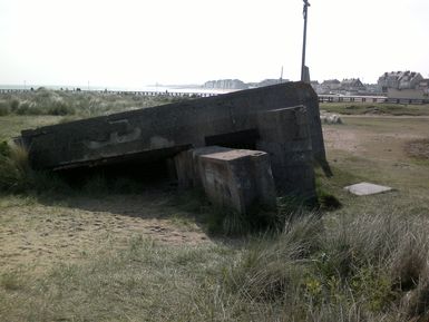 een half begraven oude bunker