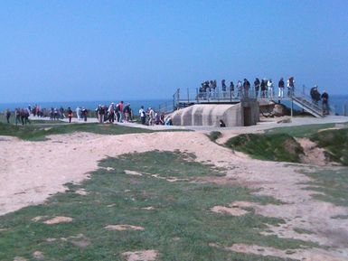 verwoeste restanten van gigantische bunkers