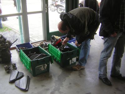 bakken met onderdelen