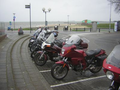 ... speciale motor-parkeervakken  ...