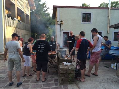 ... bij 'La Mouche' een barbecue ...