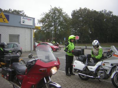 ... een tankstation met voldoende parkeerruimte ...