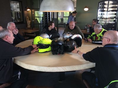 ... helmen op de tafel ...