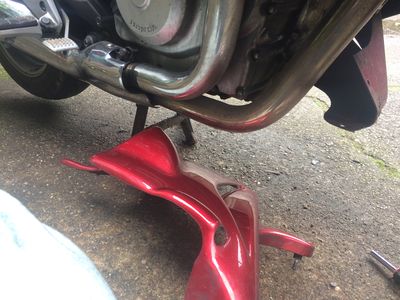... naast de motor ...