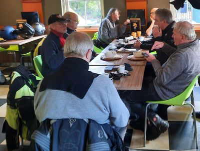 ... koffie, broodje, erwtensoep of frites ...