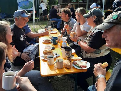 ... aan de ontbijttafel ...