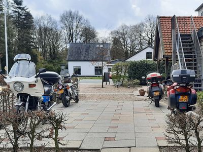 ... motoren neergezet bij Buds ...