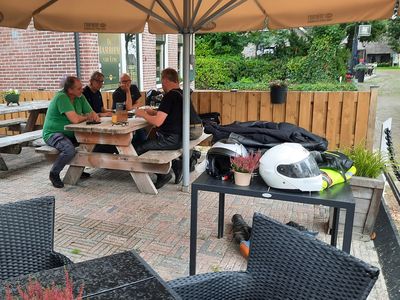 ... onder een flinke parasol zaten ...