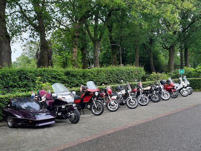 ... motoren netjes opgesteld ...