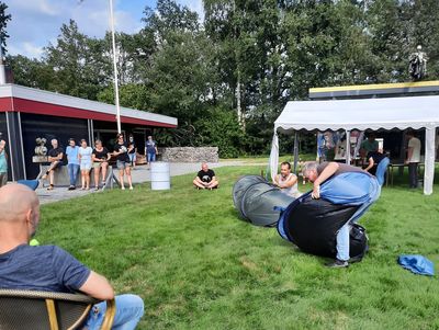 ... opvouwen van een pop-up tentje ...