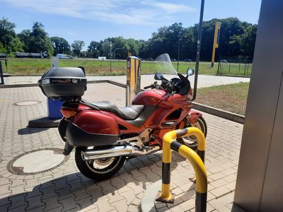 ... naast het tankstation ...
