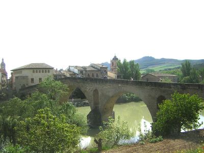 een oude stenen brug